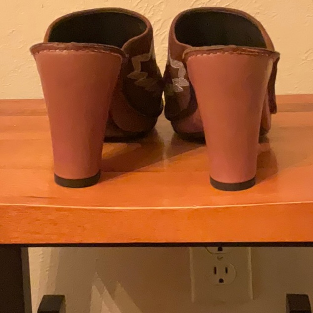 Beautiful Donald J. Pliner mules. Size 7.5 - Picture 2 of 7
